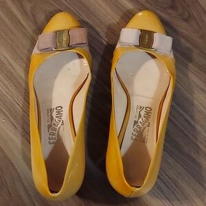 Kitten heels Salvatore Ferragamo flat with bow.